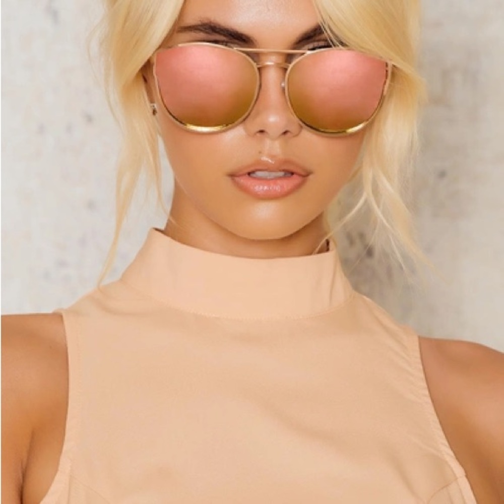 Chic Gold Frame Sunglasses with Pink Lenses